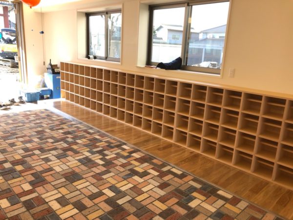 「木」に包まれた保育園の画像